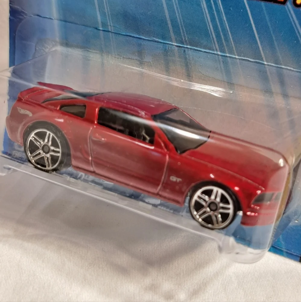 Hot Wheels 2005 Red‎ Ford Mustang Realistix GT New 6/20 L2